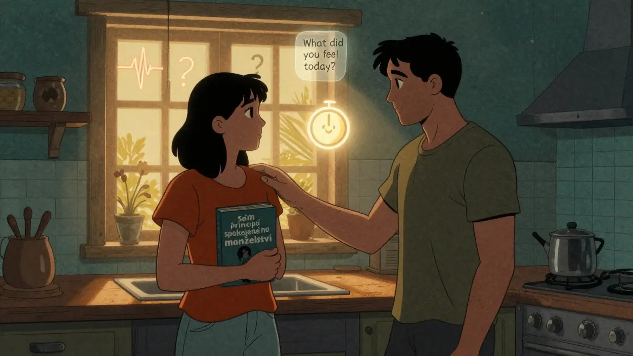 Český pár v kuchyni si přečítá knihu o Gottmanově metodě, jedna ruka se dotýká druhé v teplém světle večera.
