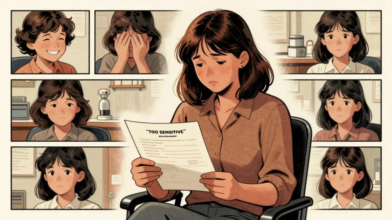 Dospělá žena v klinice drží diagnózu, kolem ní se vynořují vzpomínky na dětství s maskováním.