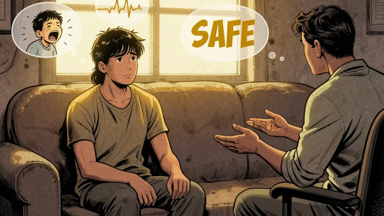 Terapeut a klient sedí na pohovce, zlaté světlo je na nich, tělo klienta je uvolněné.